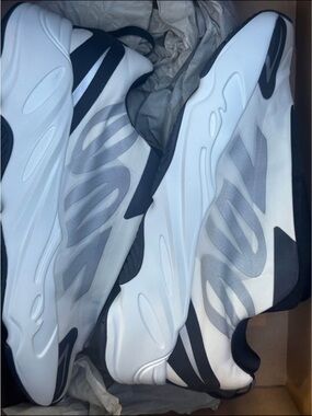 Adidas Yeezy Boost 700 MNVN Laceless Analog Mens Size 10 Athletic Shoes IG4798